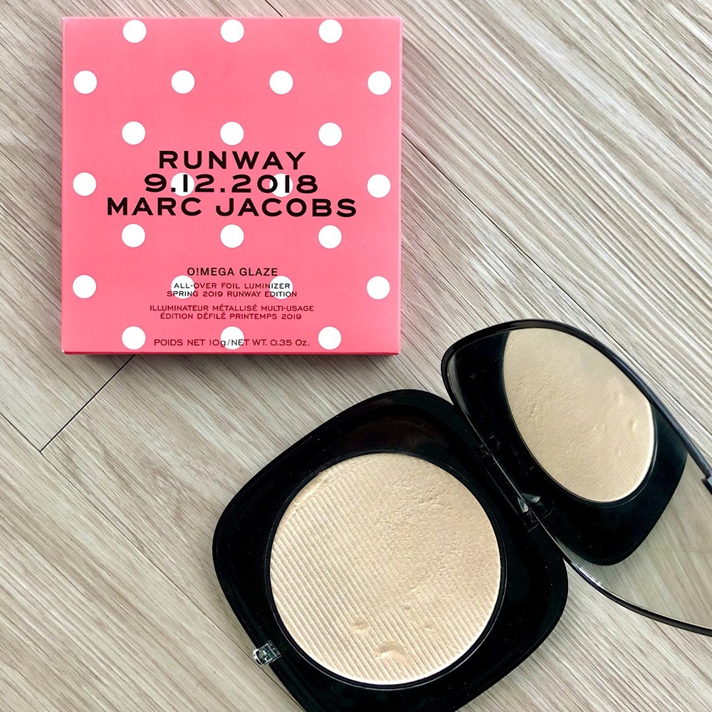 MARC JACOBS Omega Glaze highlighter in Worth The Wait